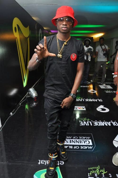 No big deal signing on fans’ boobs ”Lil Kesh”