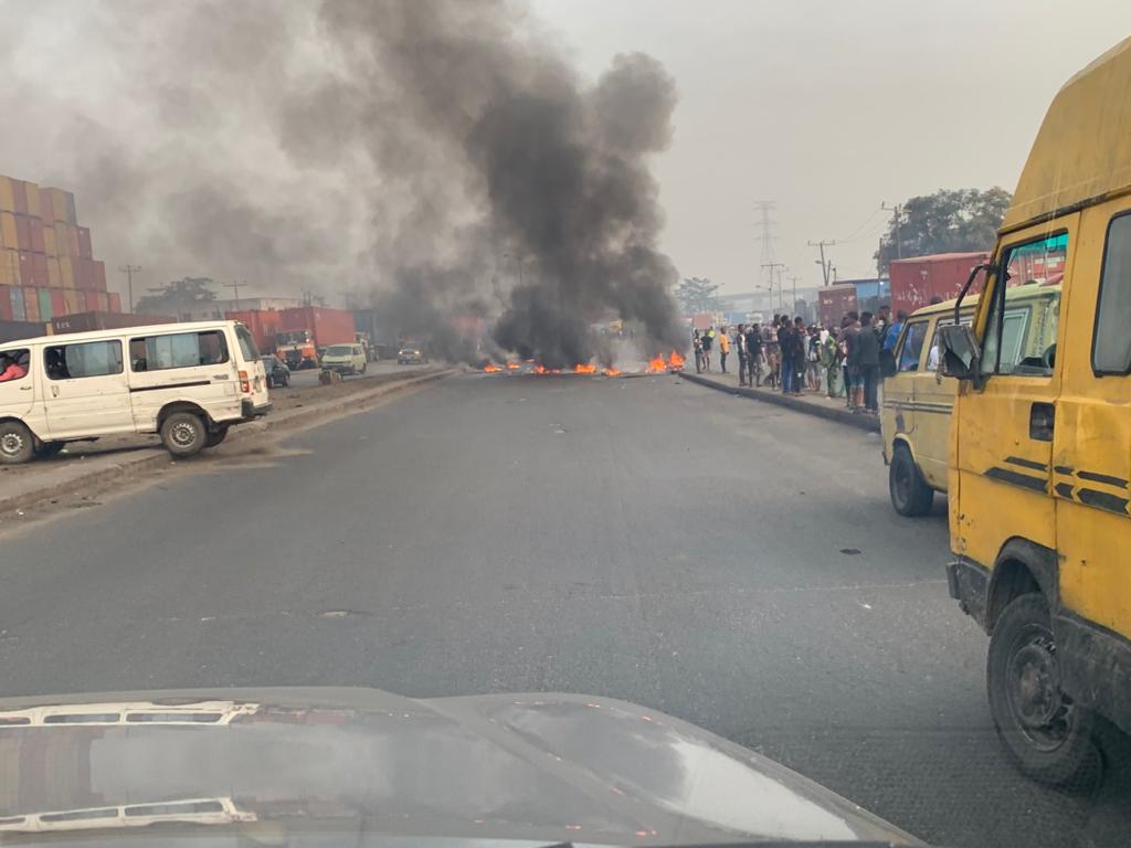 Video: Keke and Okada riders have attacked the Police in a gun battle at Ijora Lagos.